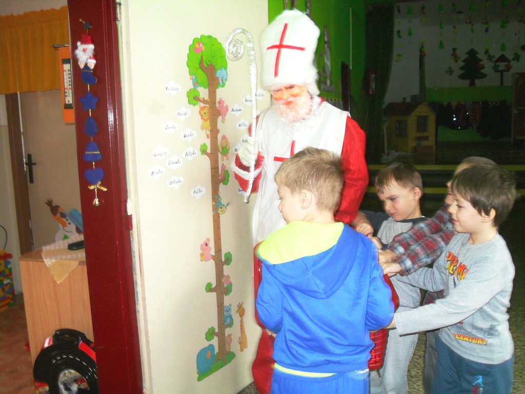 Fotogaléria Mikuláš medzi deťmi (14) Mikuláš medzi deťmi