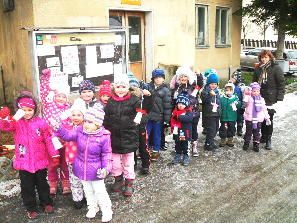 Fotogaléria Zdobenie stromčeka pred poštou (4) Zdobenie stromčeka pred poštou